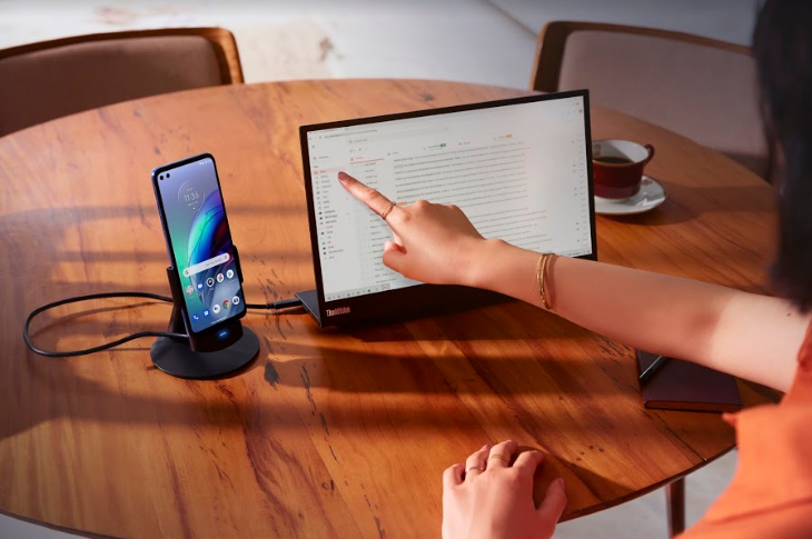 Ready for: Motorola lleva el Moto G100 a tu escritorio