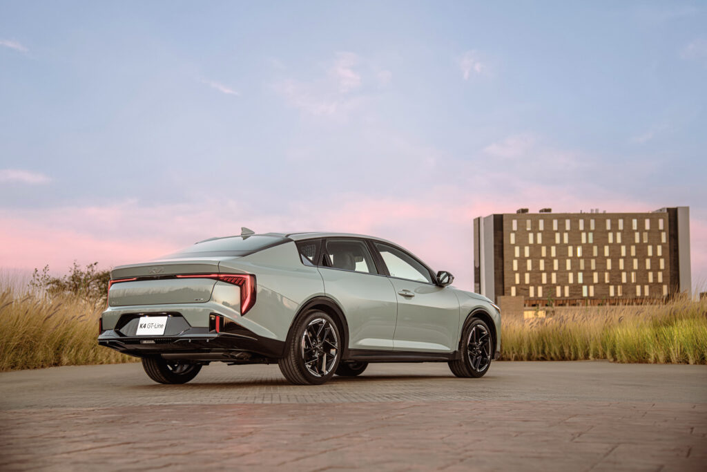 Logotipo de los premios MotorWeek Drivers' Choice 2026 junto al emblema de Kia America.