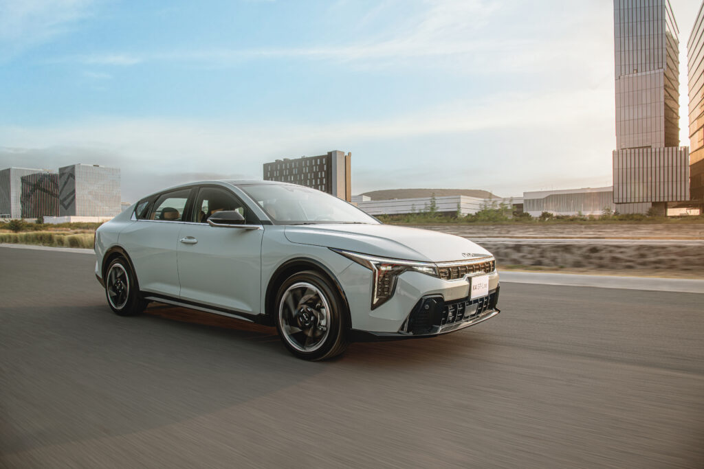 Vista lateral del Kia K4 versión hatchback resaltando su estilo deportivo y espacio de carga familiar.